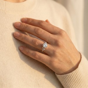 Anillos de Compromiso con Piedras Laterales