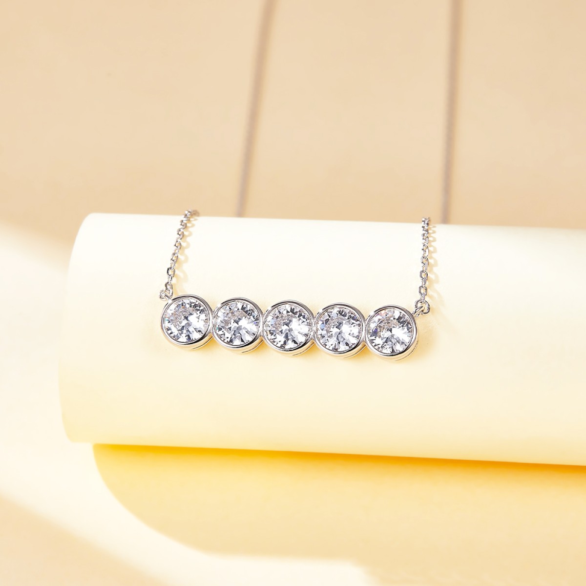Quinta - Collar de moissanita de cinco piedras con engaste en bisel
