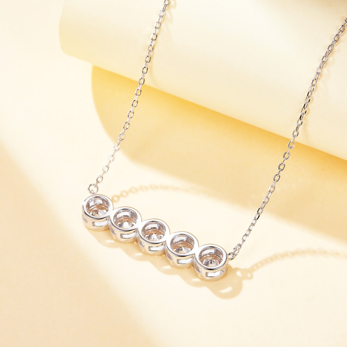 Quinta - Collar de moissanita de cinco piedras con engaste en bisel