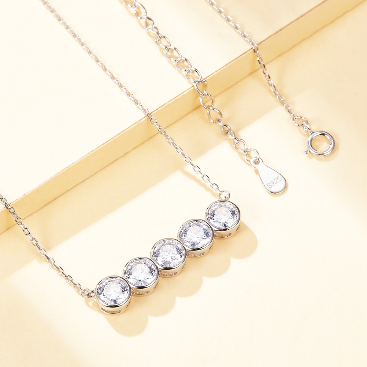Quinta - Collar de moissanita de cinco piedras con engaste en bisel
