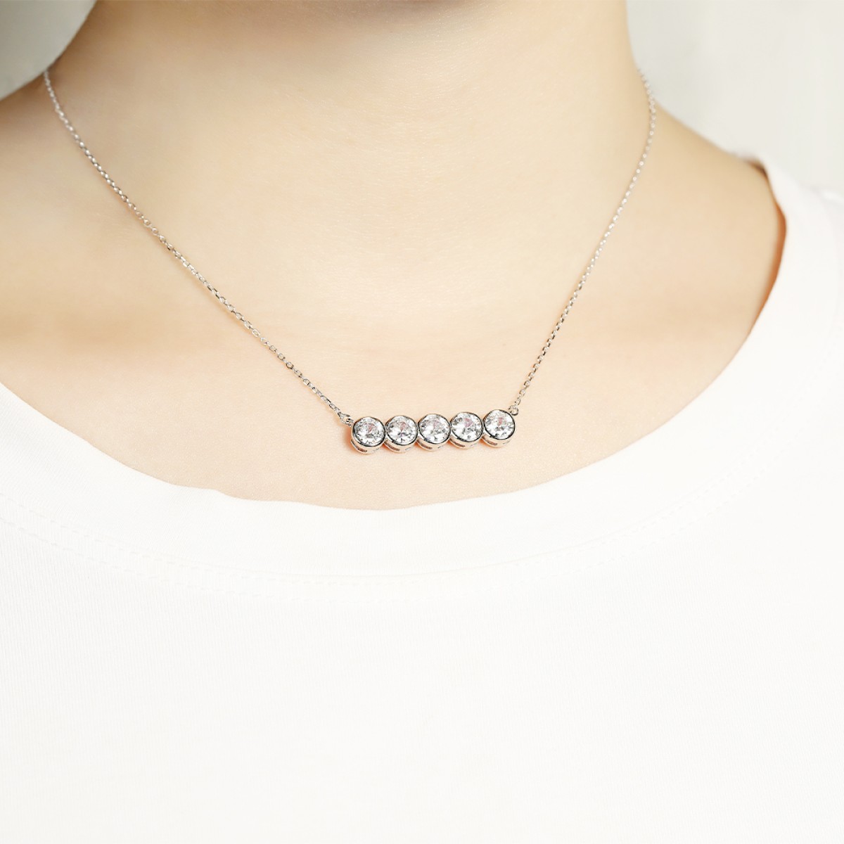 Quinta - Collar de moissanita de cinco piedras con engaste en bisel