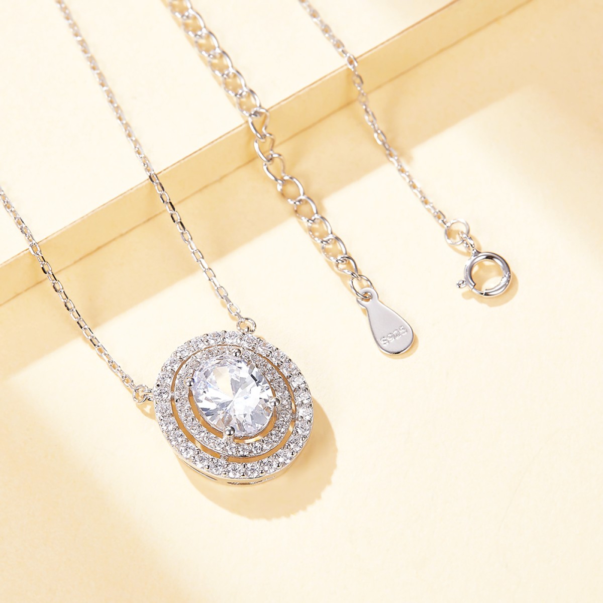 Galaxia - Colgante de moissanita en talla oval con doble halo envolvente