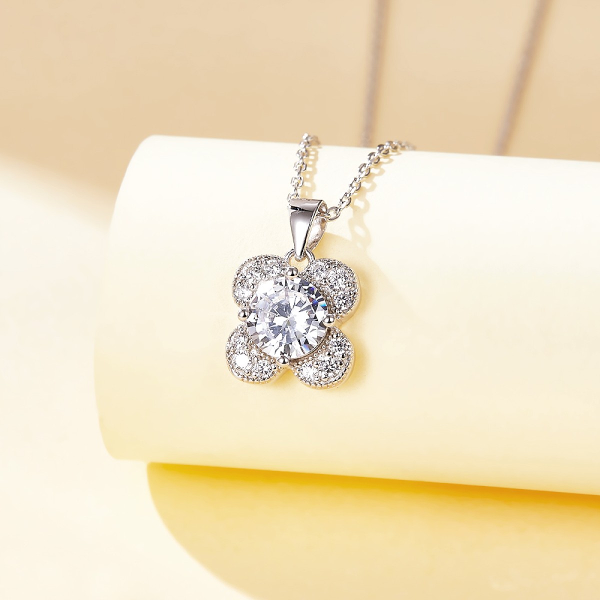 Flora - Colgante de moissanita con diseño de trébol y con pavé