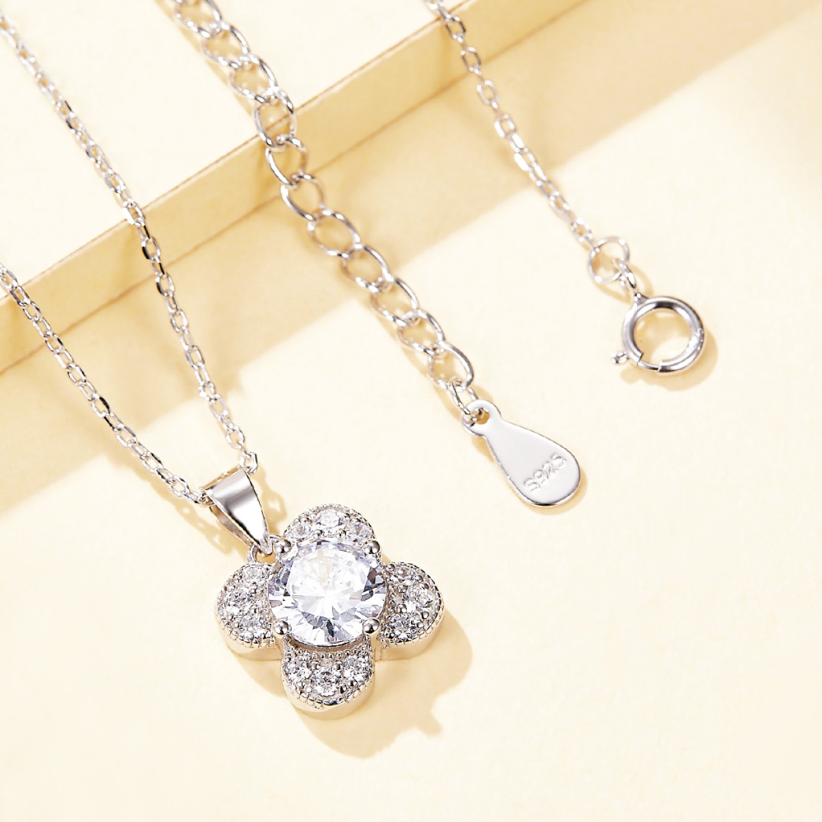 Flora - Colgante de moissanita con diseño de trébol y con pavé
