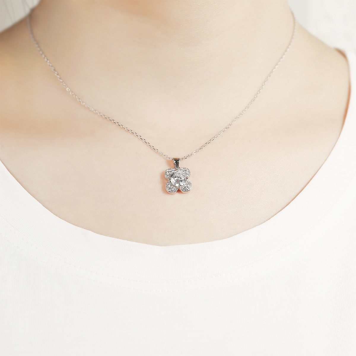 Flora - Colgante de moissanita con diseño de trébol y con pavé