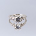  Aurora - Anillo de moissanita con piedras laterales minimalistas