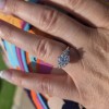 Aurora - Anillo de moissanita con piedras laterales minimalistas