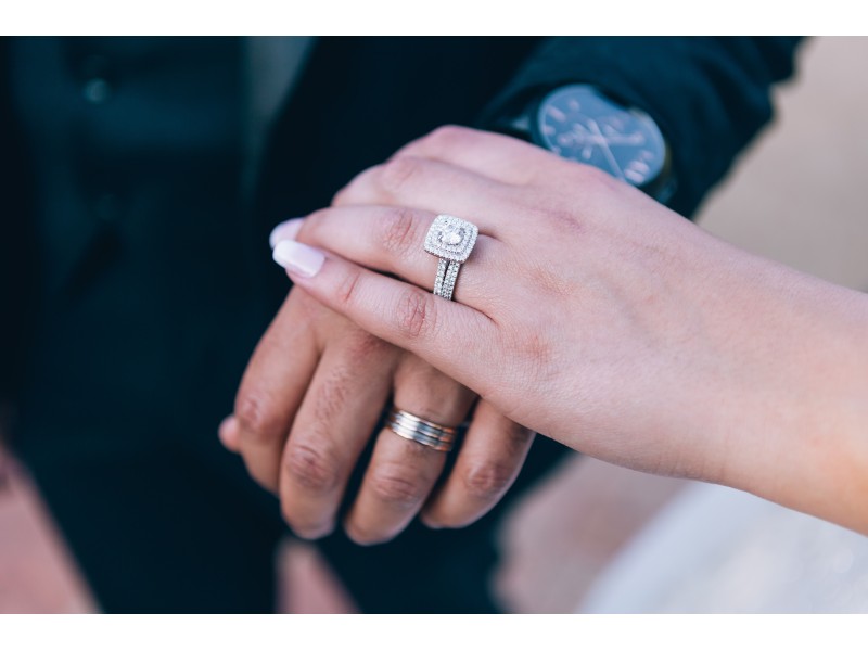 Anillo de compromiso de moissanita: por qué es la elección perfecta