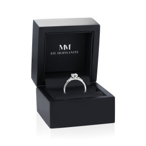 Ovaline - Anillo de moissanita de talla oval con piedras laterales minimalistas
