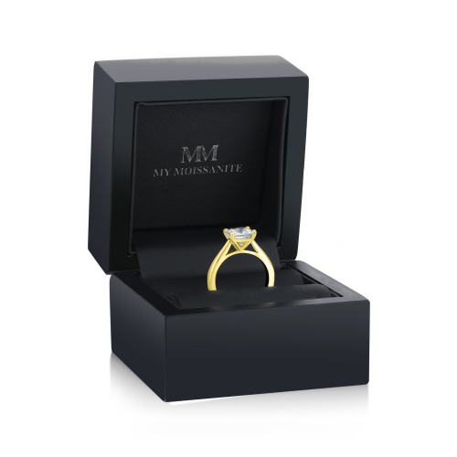 Iris – Anillo solitario de moissanita de talla princesa