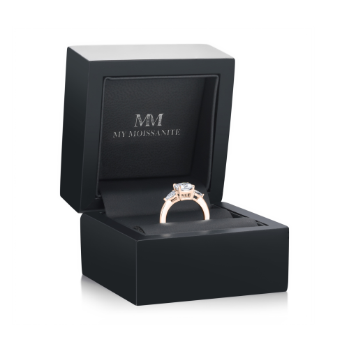 Trielle - Anillo de compromiso de moissanita de talla cojín con piedras laterales de talla pera