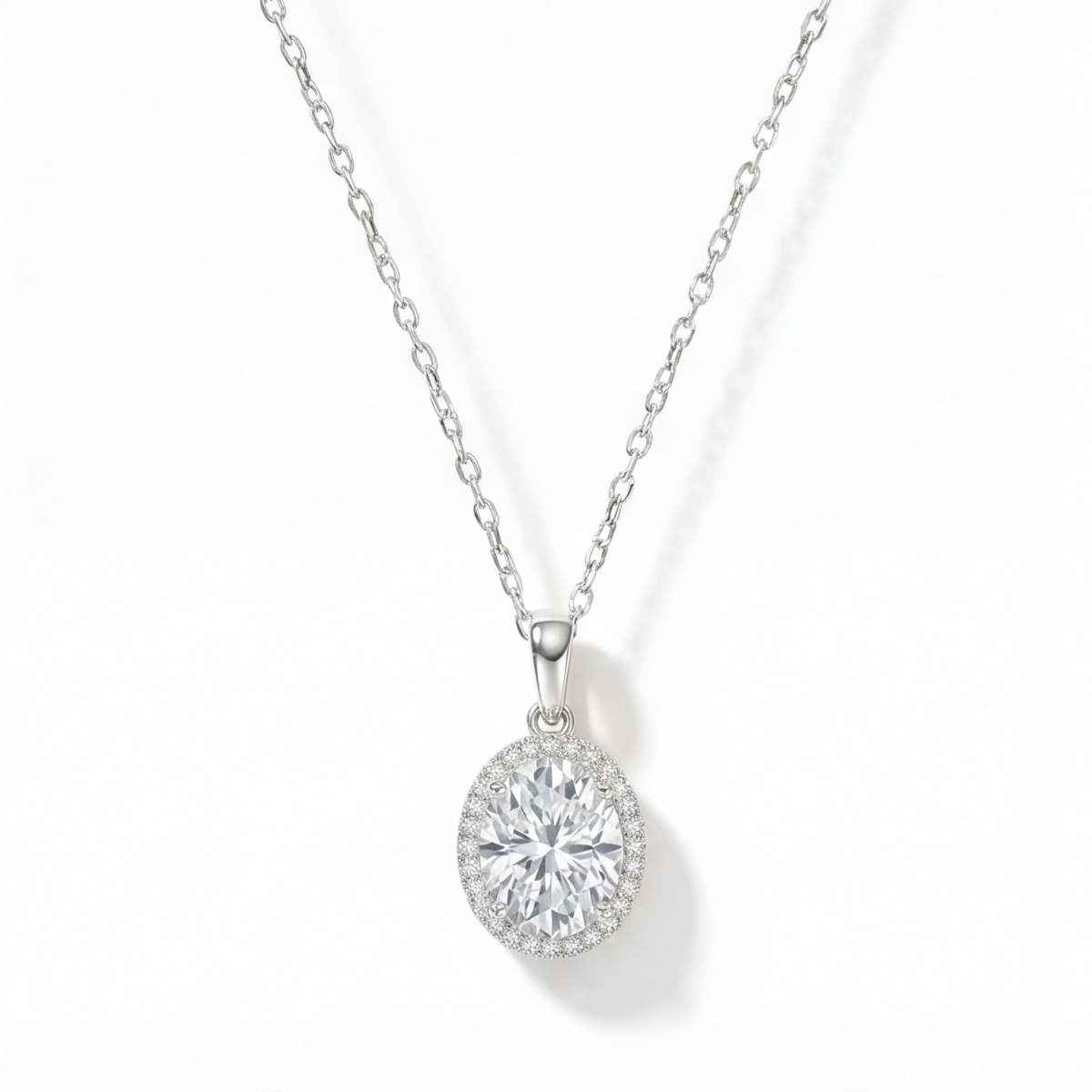Clarique - Colgante clásico de moissanita de talla oval con halo Pavé