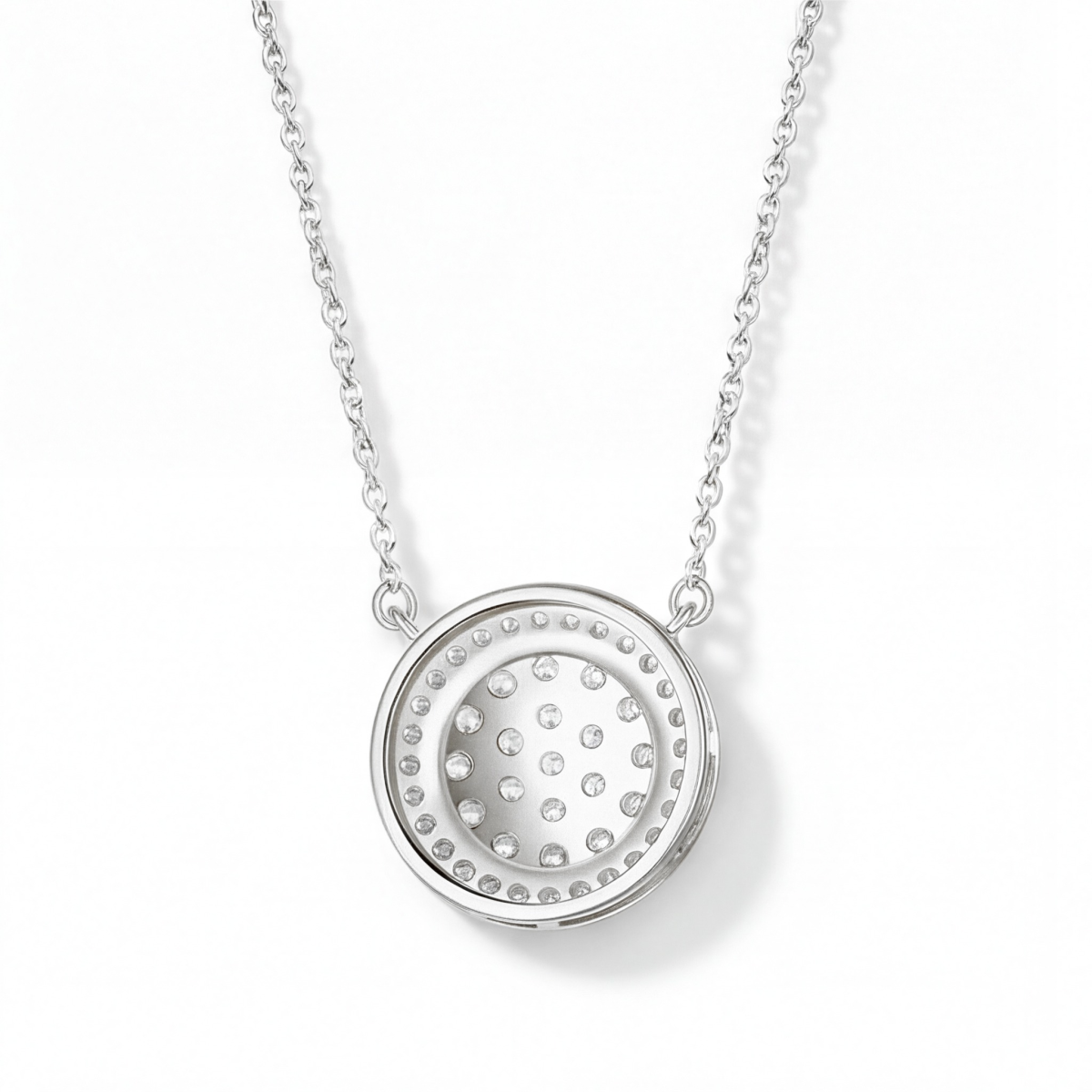 Brillante - Colgante de moissanita redonda en racimo con halo en pavé