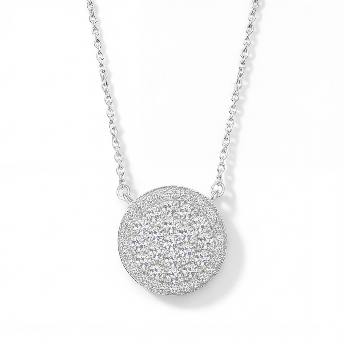 Brillante - Colgante de moissanita redonda en racimo con halo en pavé
