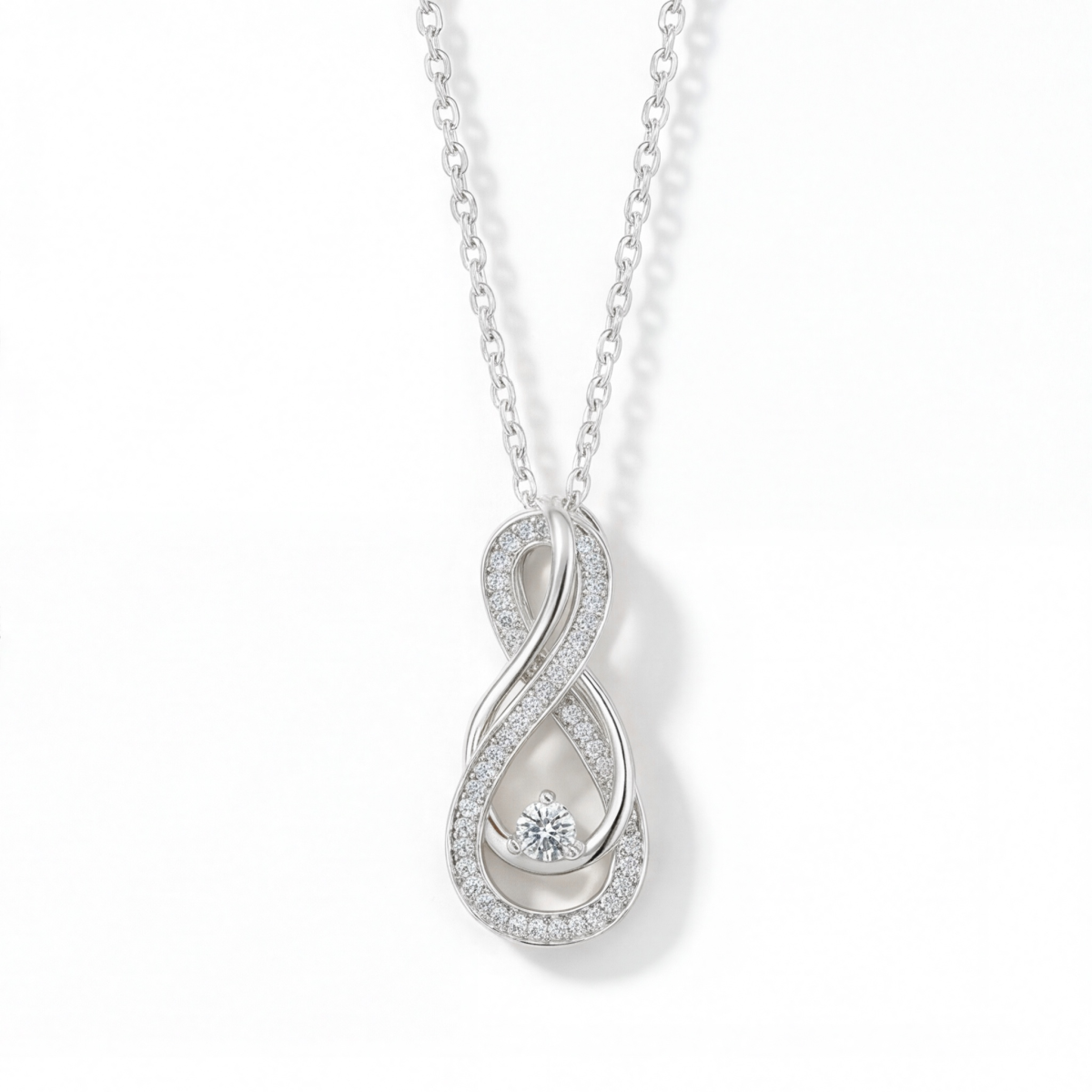 Infinity - Colgante entrelazado de moissanita con pavé