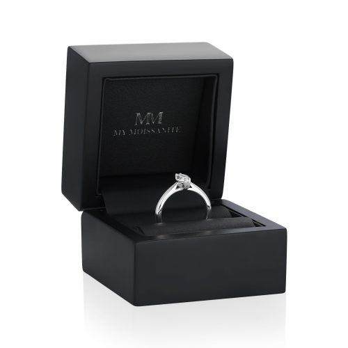Liana - Anillo solitario de moissanita de talla marquesa