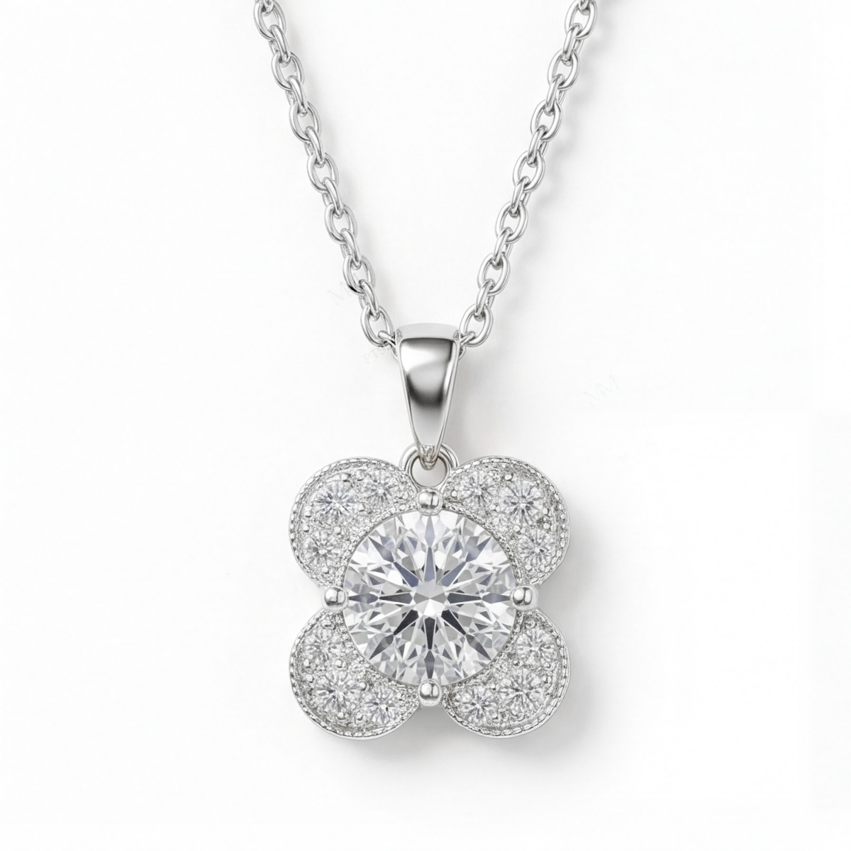 Flora - Colgante de moissanita con diseño de trébol y con pavé