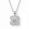 Flora - Colgante de moissanita con diseño de trébol y con pavé