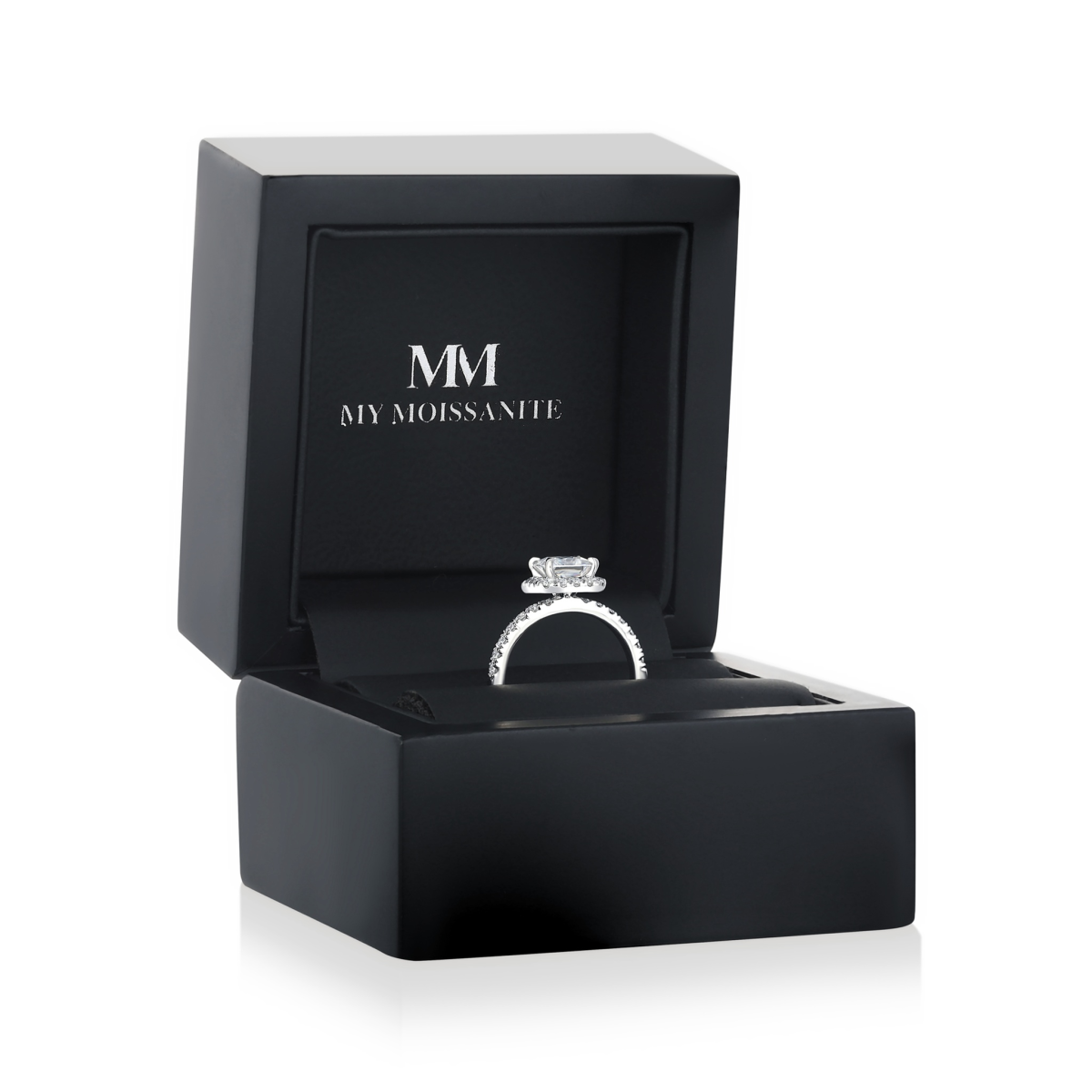 Regalia - Anillo de moissanita de talla princesa con halo y aro con pavé
