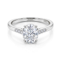 Mirage - Anillo de compromiso de moissanita de talla oval con piedras laterales en pavé