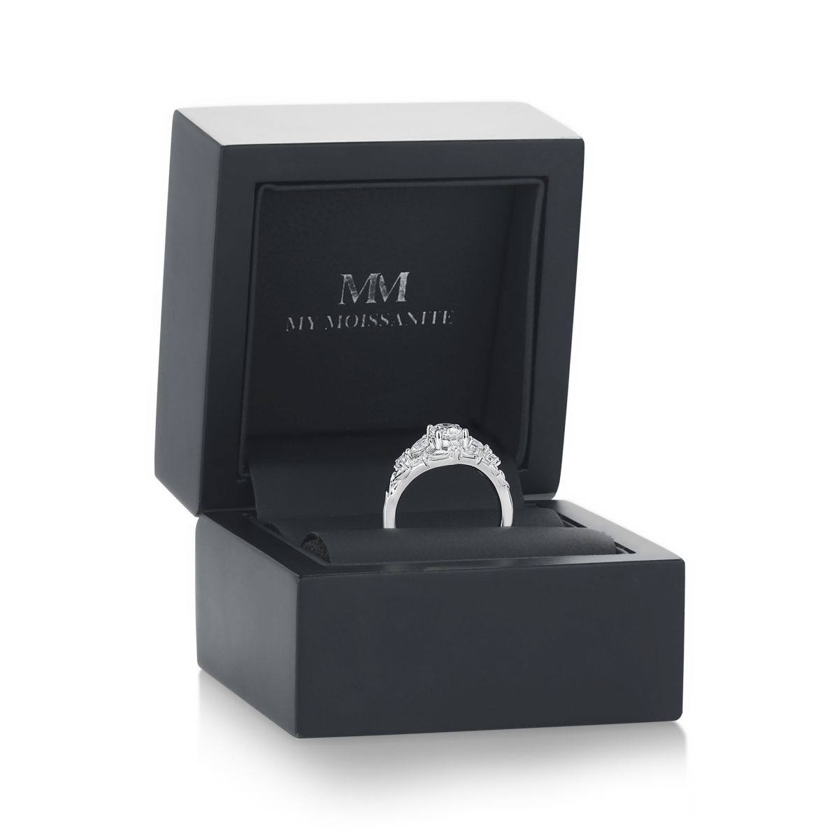 Gardenia - Anillo de compromiso de moissanita oval con detalles en forma de corazón y redondos