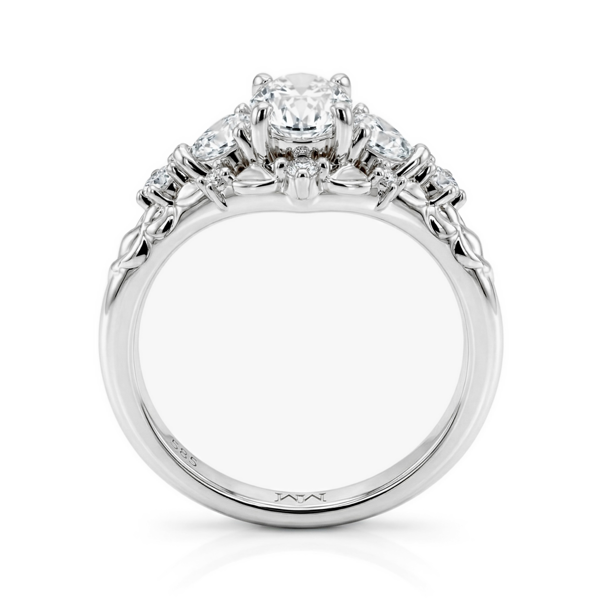 Gardenia - Anillo de compromiso de moissanita oval con detalles en forma de corazón y redondos