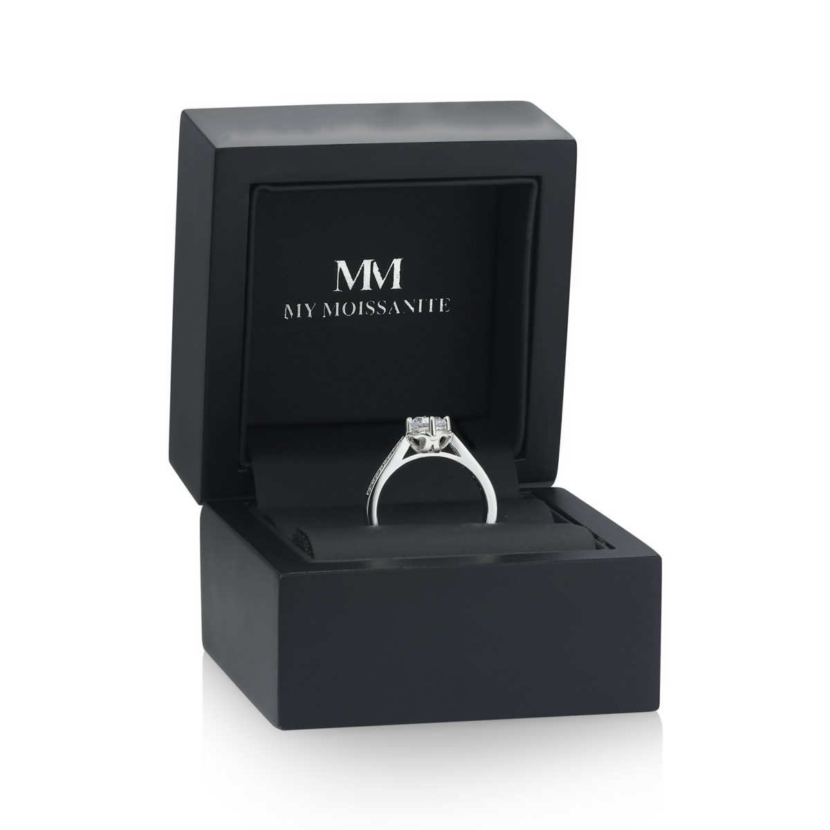 Celeste - Anillo de compromiso de moissanita con piedras laterales en pavé