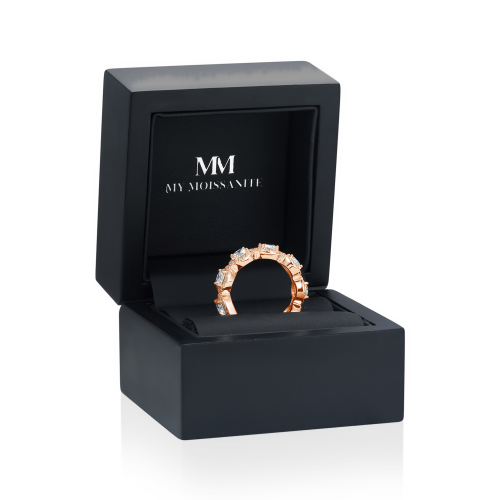 Allegra - Anillo de eternidad de moissanita con halo y piedras secundarias