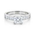 Clarity - Anillo de compromiso con moissanita de talla princesa y piedras laterales engastadas en carril