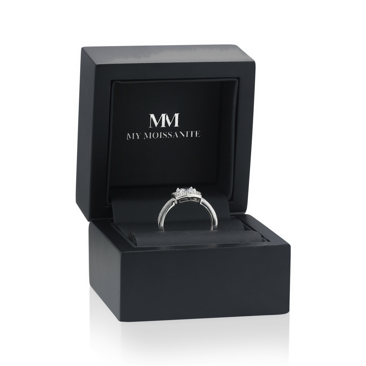 Sanctum - Anillo de compromiso de moissanita de talla cojín con halo vintage y aro con pavé
