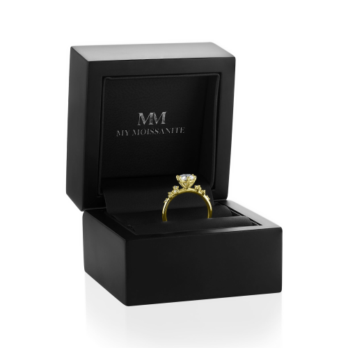 Aurora - anillo de moissanita con piedras laterales de estilo minimalista