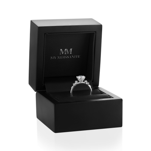 Aurora - anillo de moissanita con piedras laterales de estilo minimalista