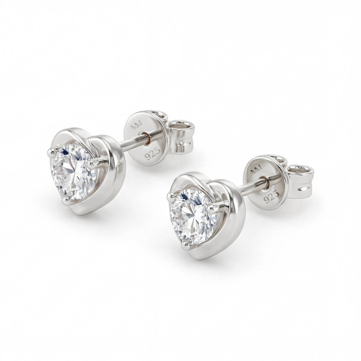 Luster - Pendientes de botón de moissanita con talla corazón