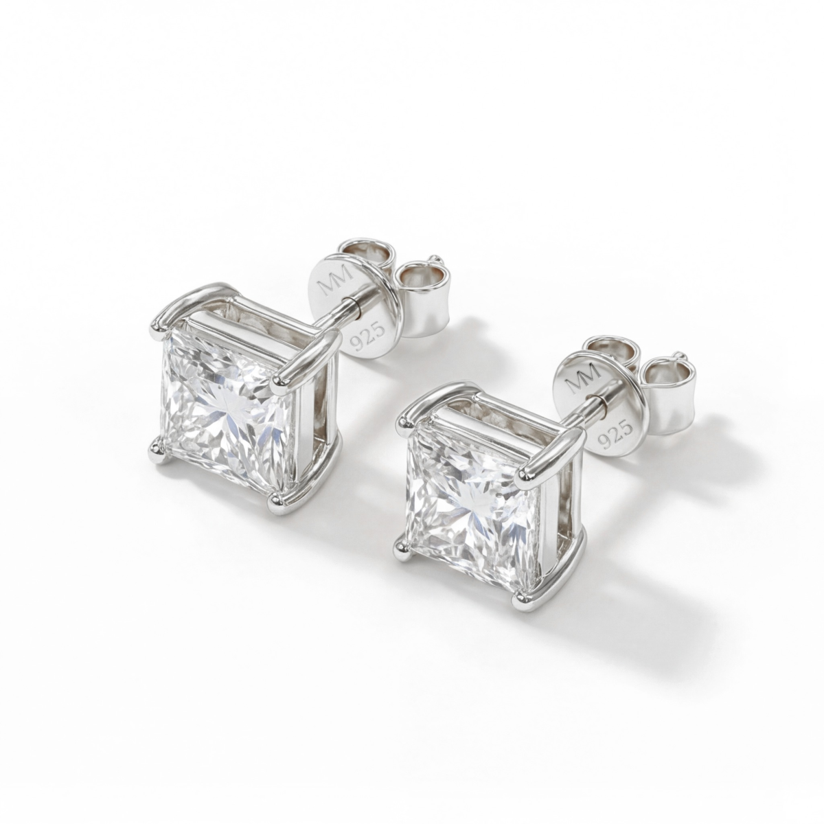 Orion – Pendientes de botón de moissanita talla princesa