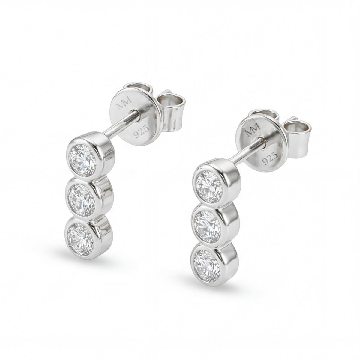 Tri-Bezel - Pendientes de botón de moissanita con engaste en bisel