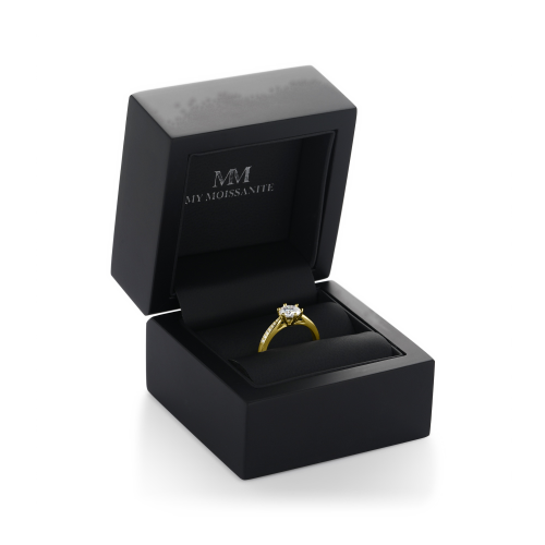 Sophia - anillo de compromiso de moissanita con piedras laterales en pavé