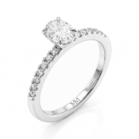 Nina - Anillo de Moissanita en Talla Oval con Piedras Laterales en Pavé