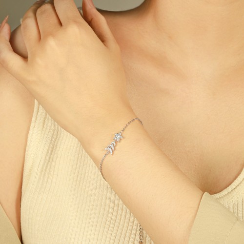 Stellaris - Pulsera ajustable con charm de estrella de moissanita y engaste pavé