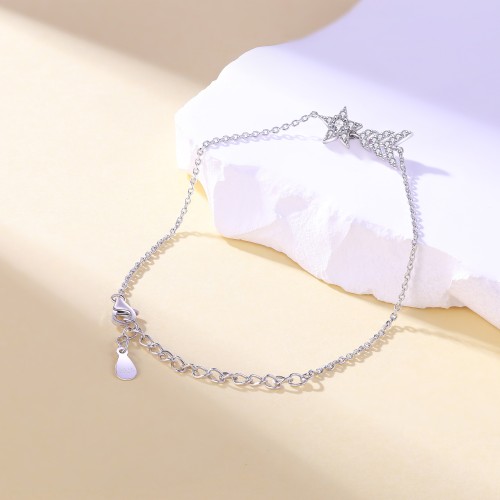 Stellaris - Pulsera ajustable con charm de estrella de moissanita y engaste pavé