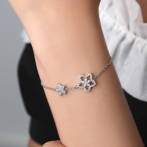 Fiorella - Pulsera ajustable con charm de flor de moissanita y engastes en pavé