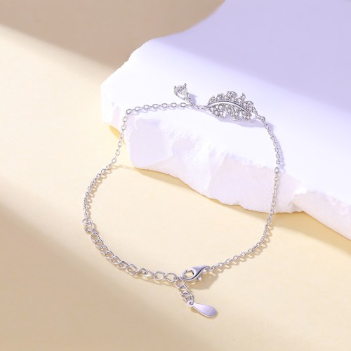 Foliana - Pulsera de moissanita: charm de hoja y piedra colgante