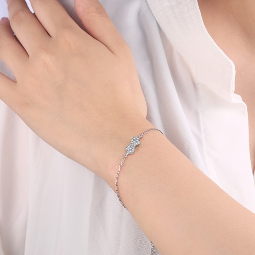 Gleamique - Pulsera con motivo de lazo de moissanita y cadena ajustable