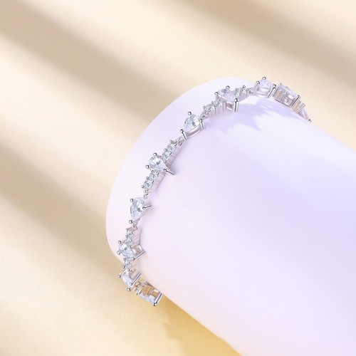 Perlette - Pulsera de moissanita talla pera con elegante simetría