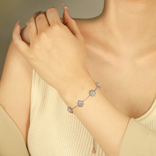 Stellara - Pulsera floral de moissanita con cadena ajustable