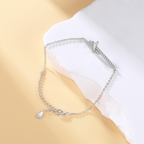 Volute - Pulsera de moissanita en forma de V con engaste pavé