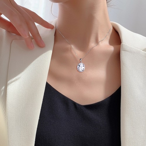 Clarique - Colgante Clásico de Moissanita de Forma Oval con Halo de Pavé