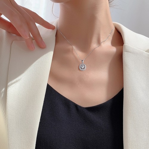 Vivara - Colgante de moissanita con halo de piedras engastadas