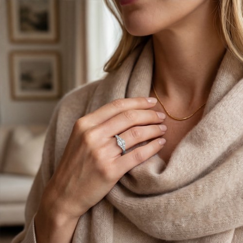 Ovaline - Anillo de moissanita de talla oval con piedras laterales minimalistas - lifestyle