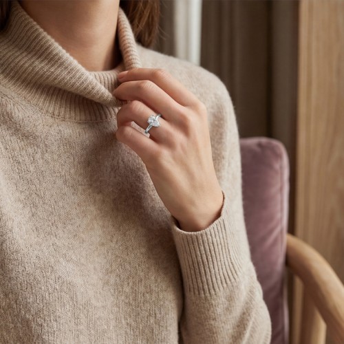 Poirine - Anillo de Moissanita Talla Pera con Halo Oculto y Pavé - lifestyle