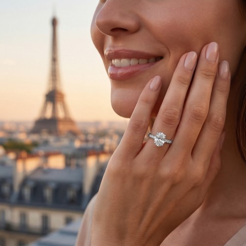 Mirage - Anillo de Compromiso: Moissanita Talla Oval/Pavé Lateral - lifestyle
